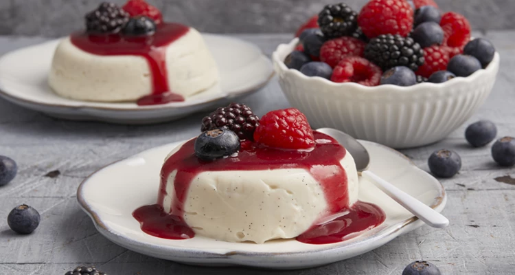 Panna Cotta mit Erdbeer-Püree und frischen Beeren